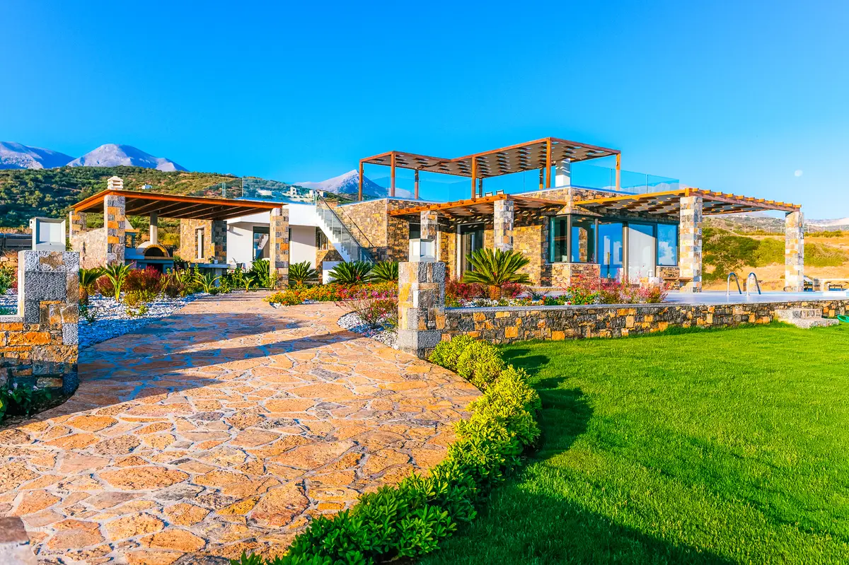 Luxury Seafront Villa. Ideal for Groups, Families, Friends, Workshops
