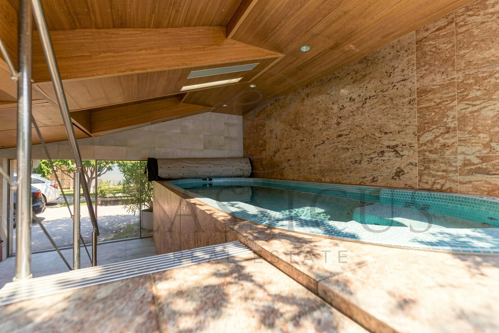 Une maison de famille rare avec jardin, bassin de nage et env. 440 m² utiles