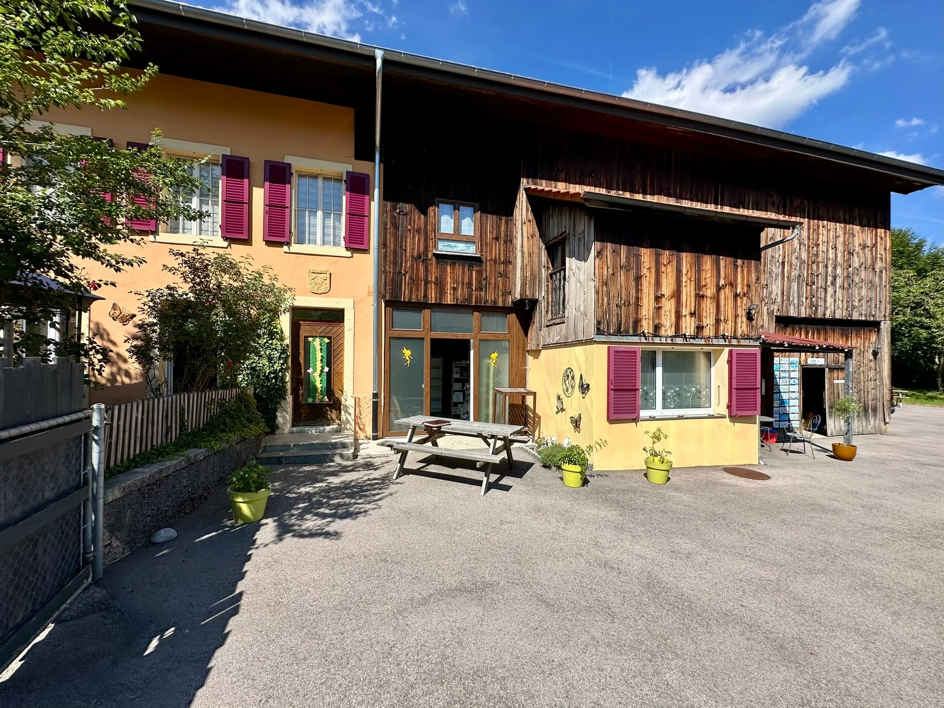 Maison de caractère avec rural et verger au c?ur du village