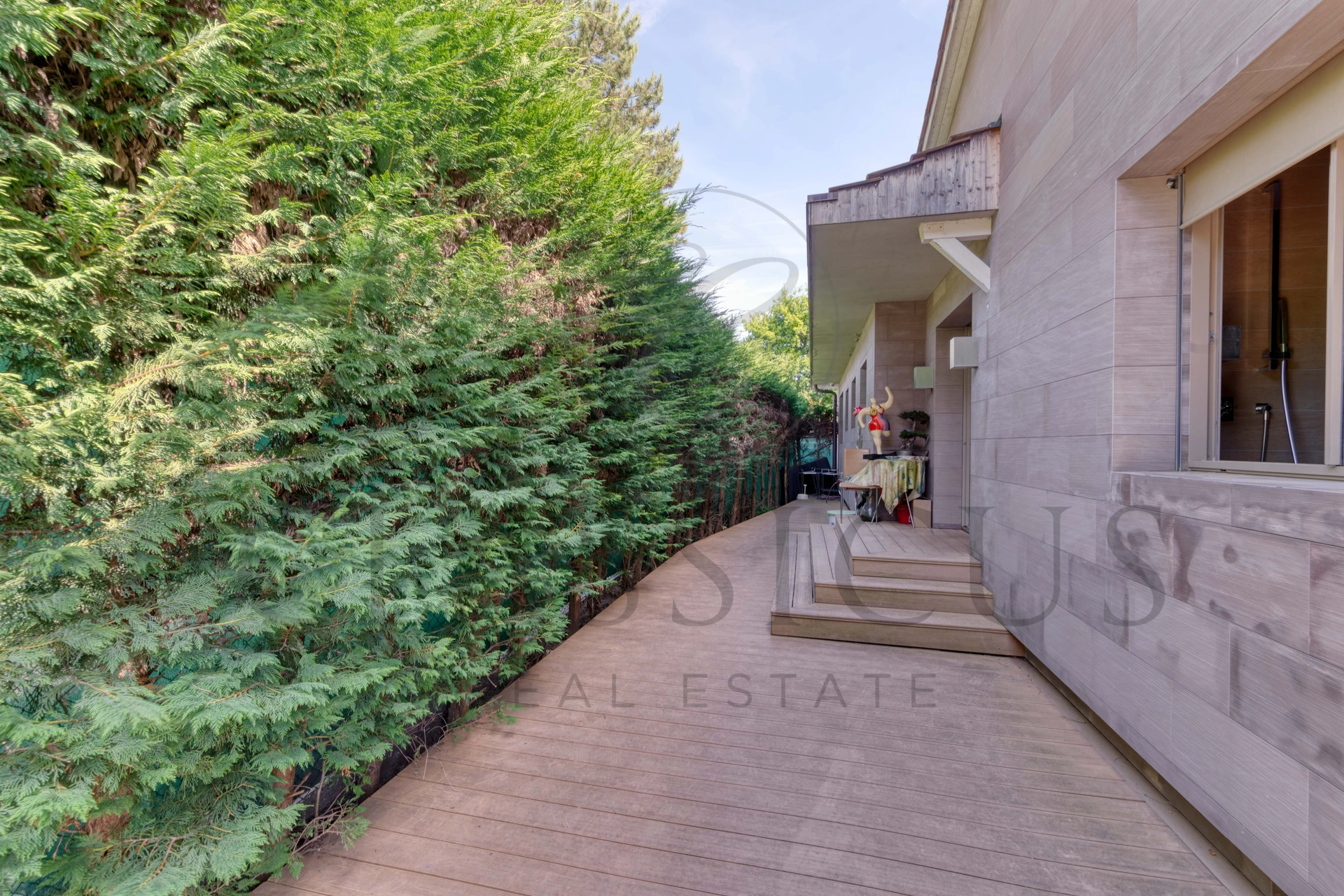 Une maison de famille rare avec jardin, bassin de nage et env. 440 m² utiles