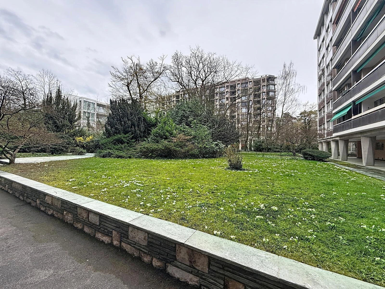 Champel / Parc Bertrand – Appartement 5 pièces en excellent état avec balcon et parking intérieur