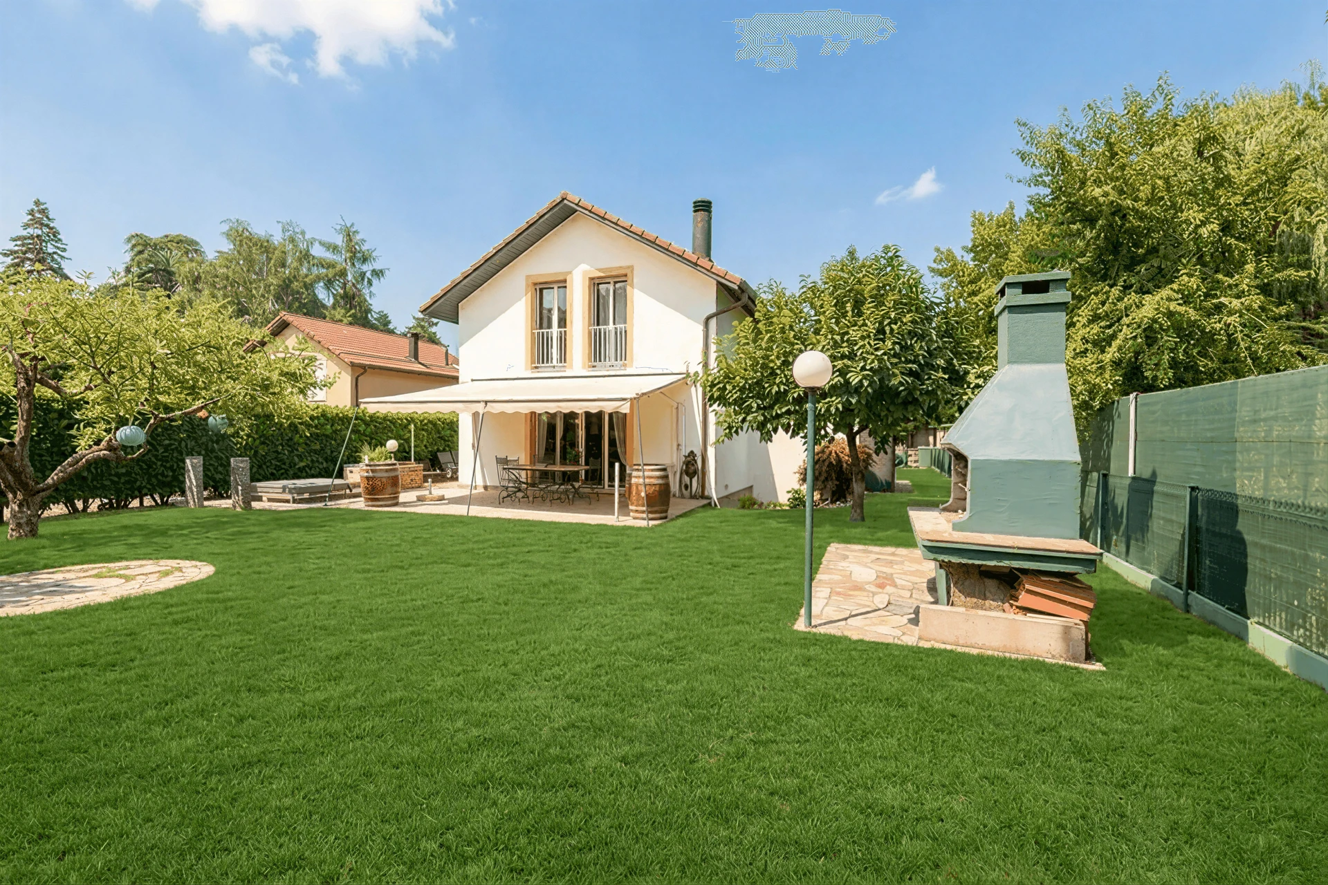 Villa familiale avec jardin arboré dans un quartier résidentiel de Vernier