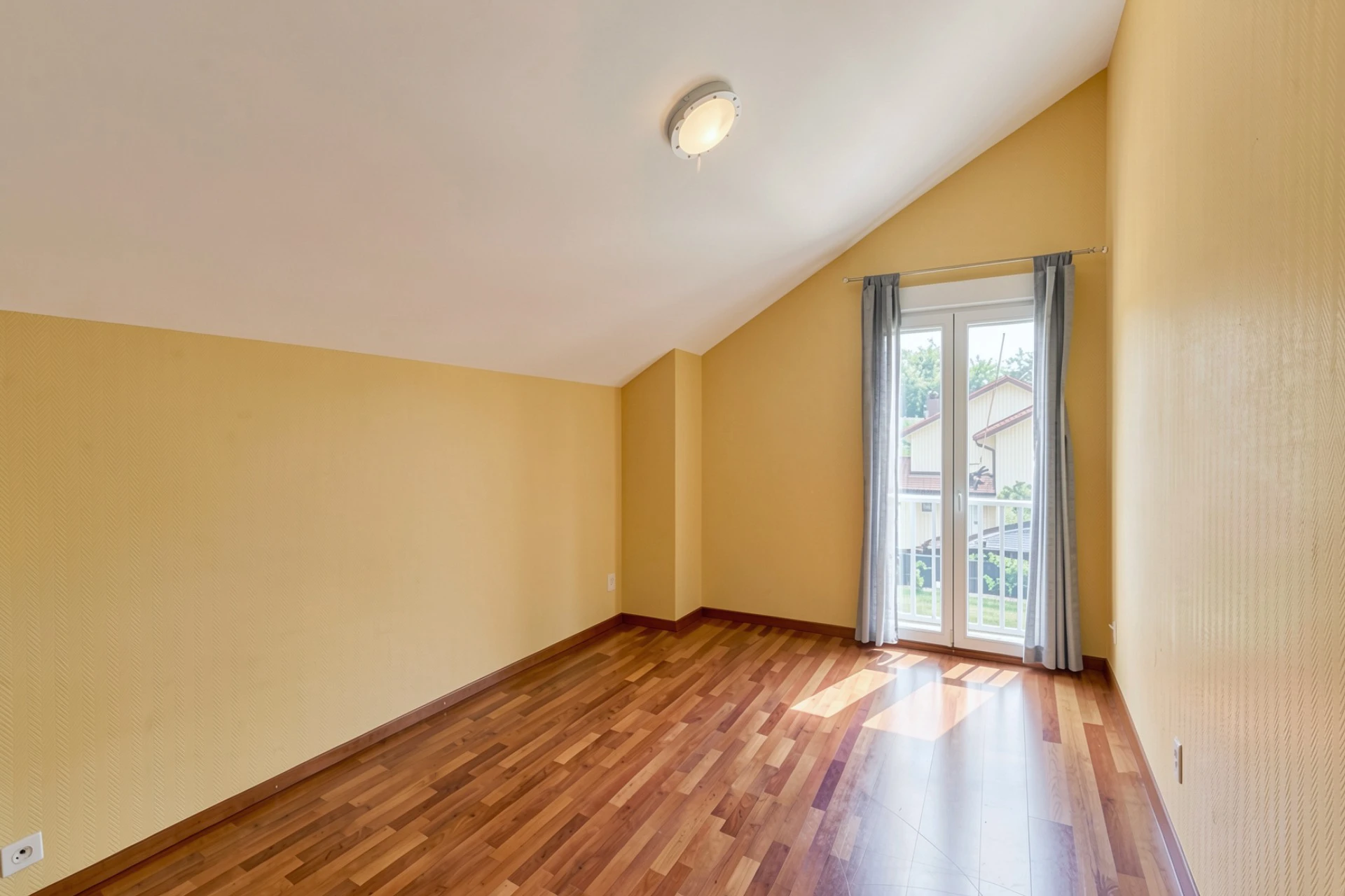 Villa familiale avec jardin arboré dans un quartier résidentiel de Vernier