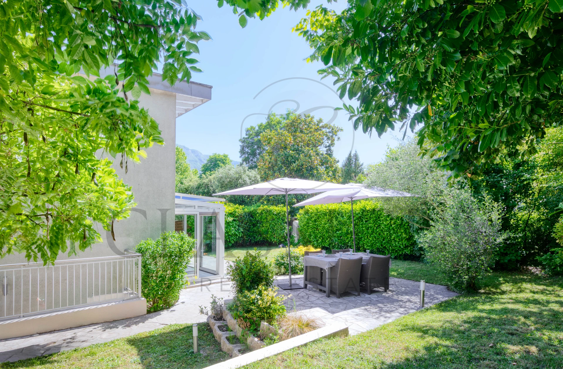 Maison familiale en pignon avec jardin privatif, véranda et 4 stationnements