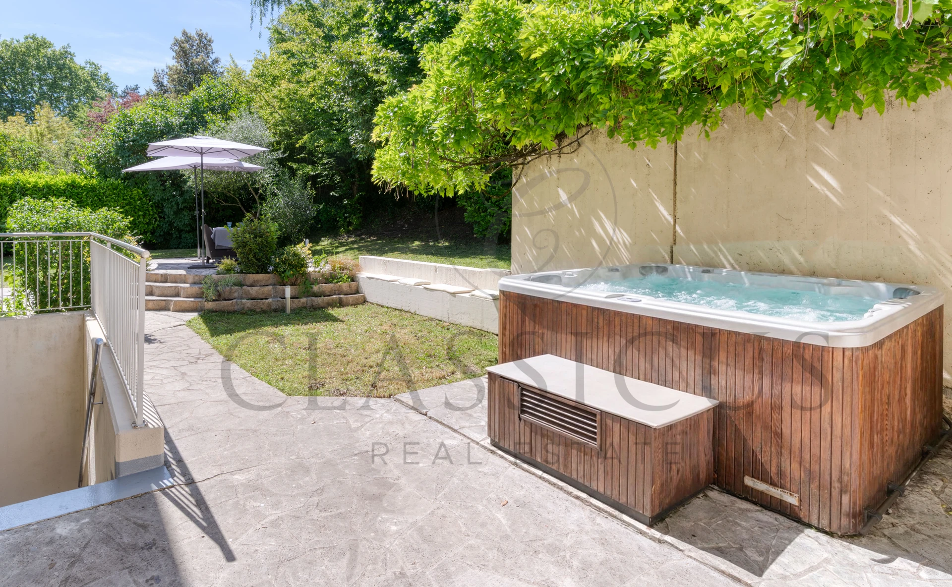 Maison familiale en pignon avec jardin privatif, véranda et 4 stationnements