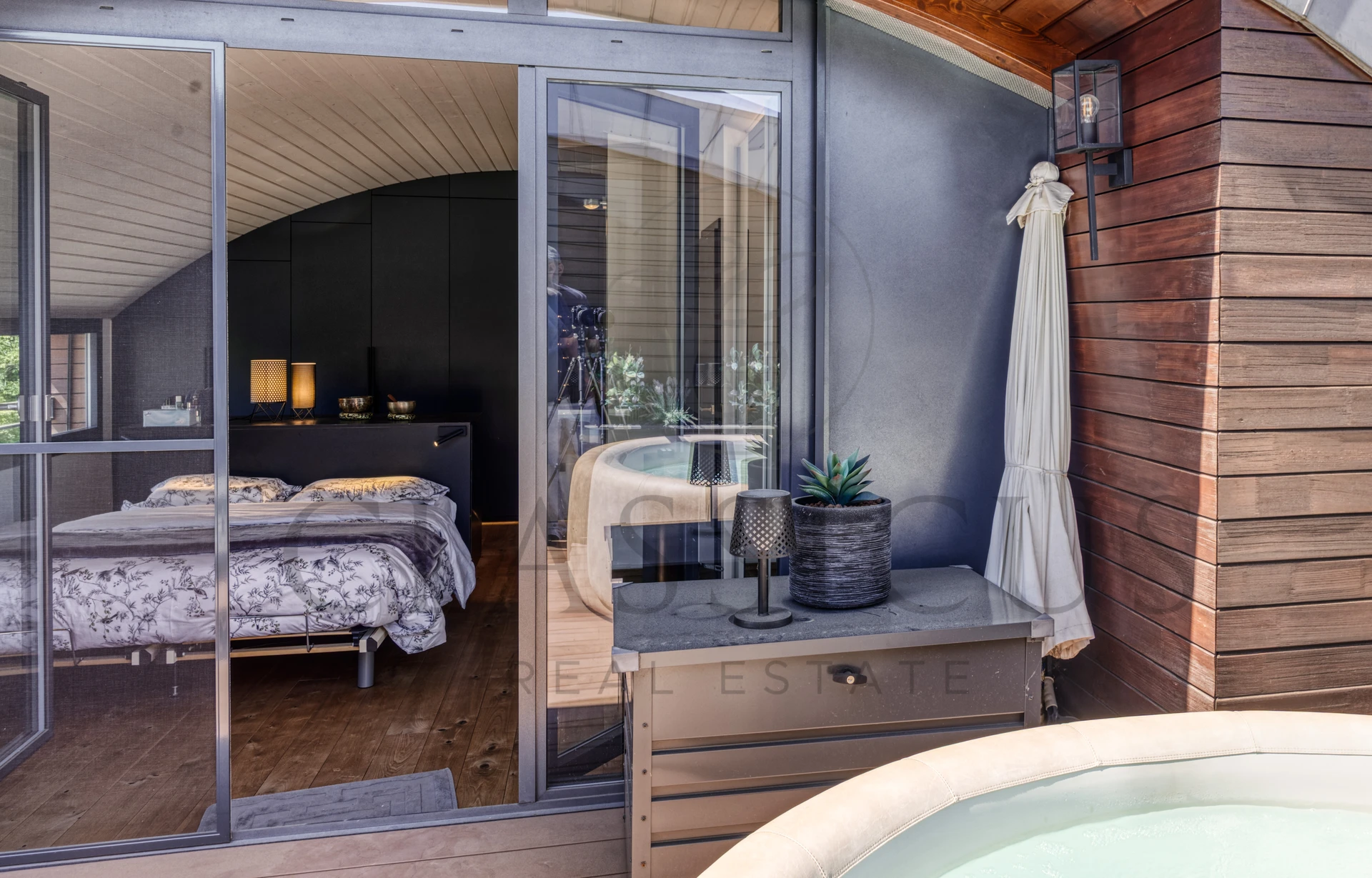 Aux portes de Carouge – Maison contemporaine avec rooftop jacuzzi et jardin paysager