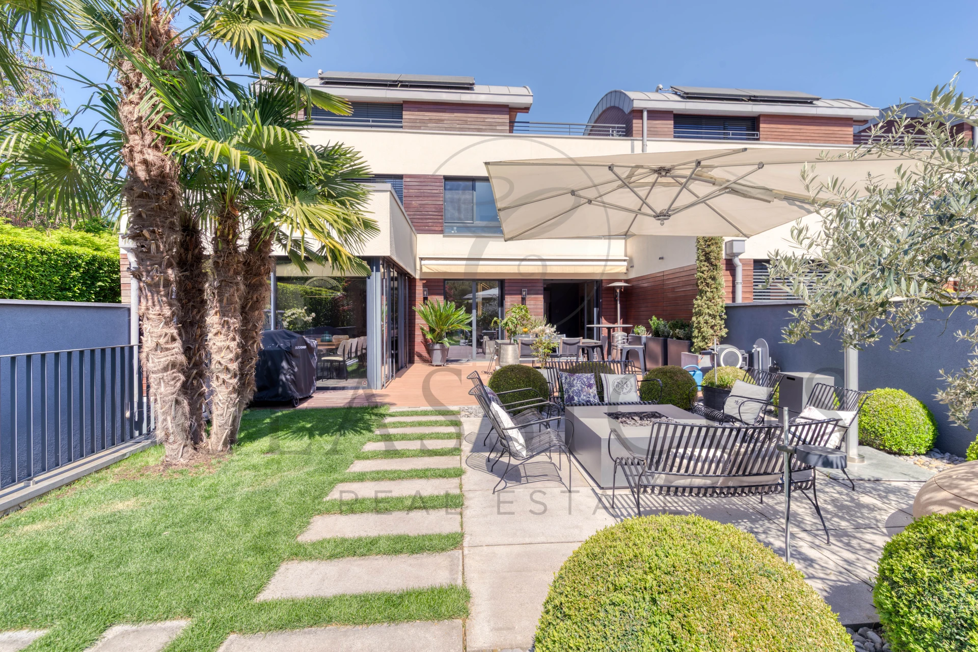 Aux portes de Carouge – Maison contemporaine avec rooftop jacuzzi et jardin paysager