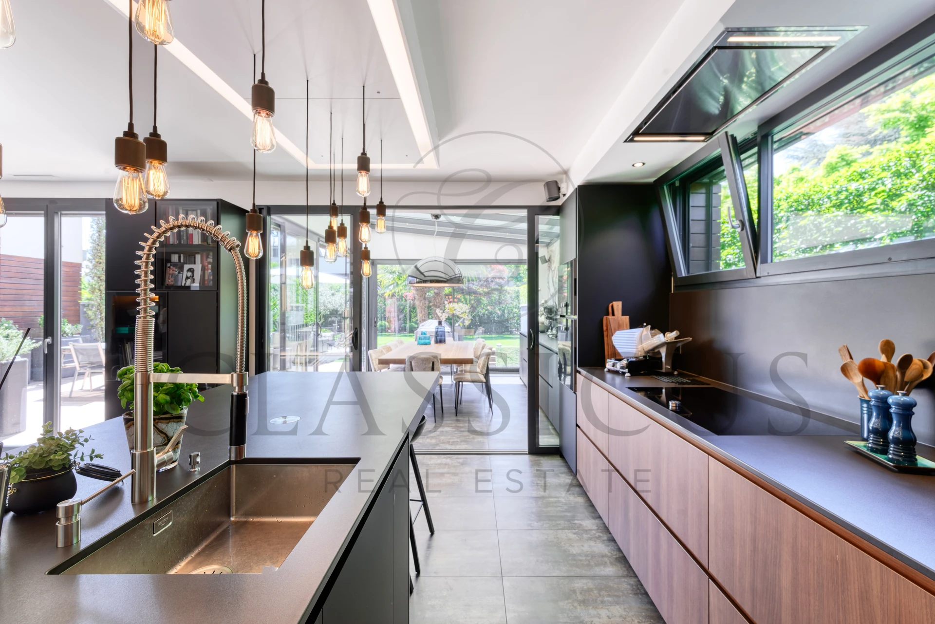 Aux portes de Carouge – Maison contemporaine avec rooftop jacuzzi et jardin paysager