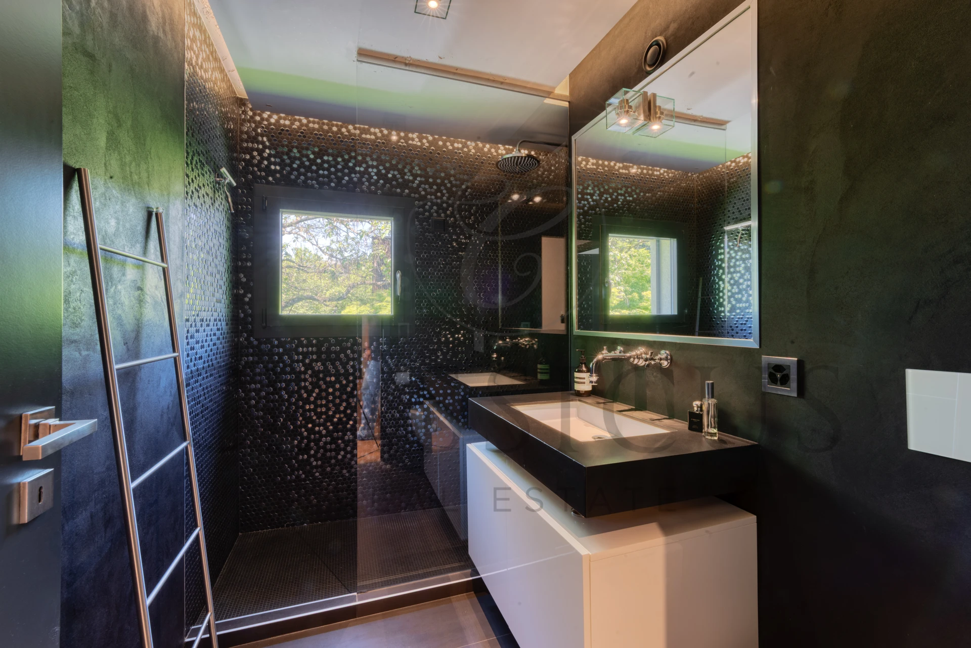 Aux portes de Carouge – Maison contemporaine avec rooftop jacuzzi et jardin paysager