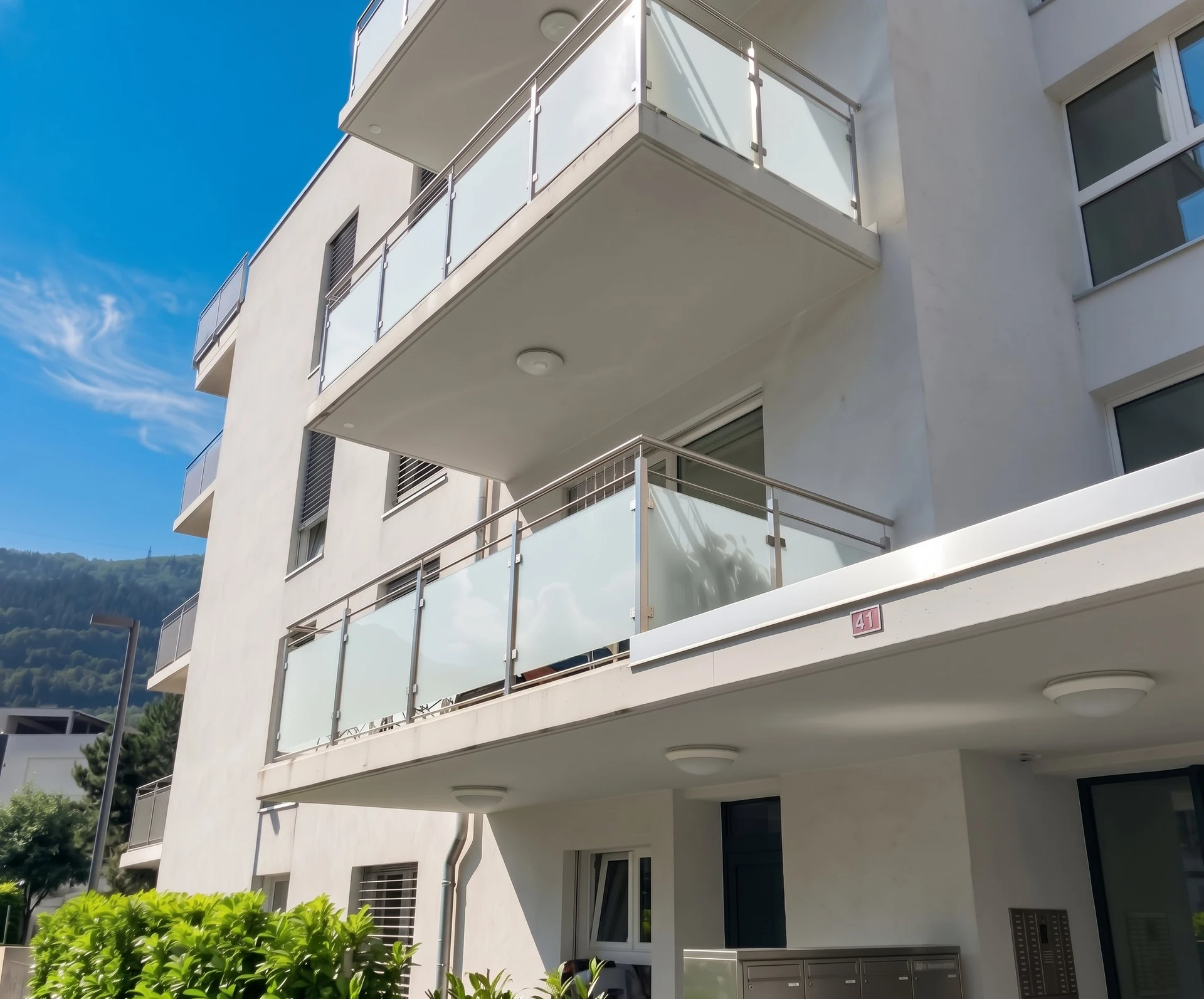 Studio moderne à Sion avec balcon, cave et place de parc