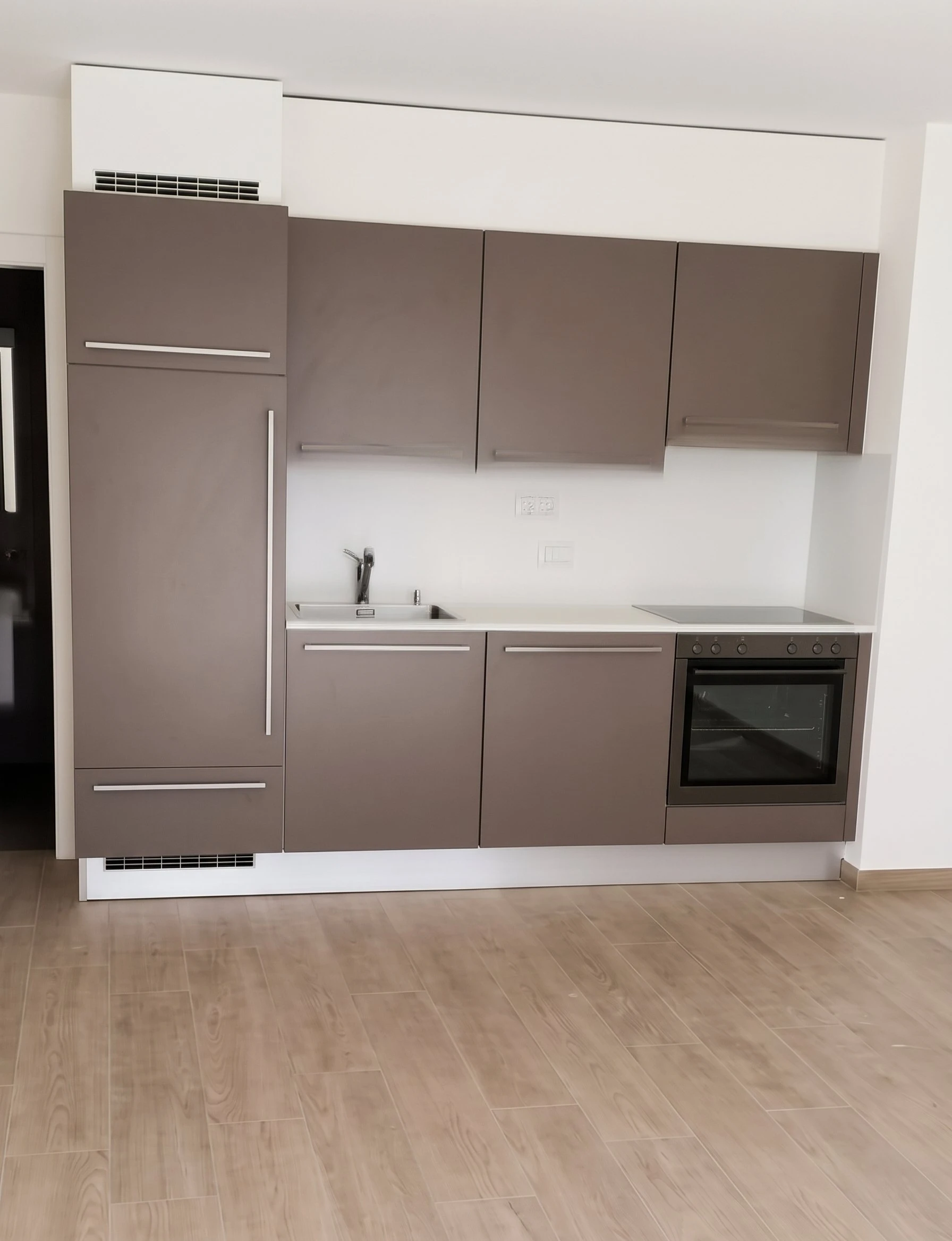 Studio moderne à Sion avec balcon, cave et place de parc
