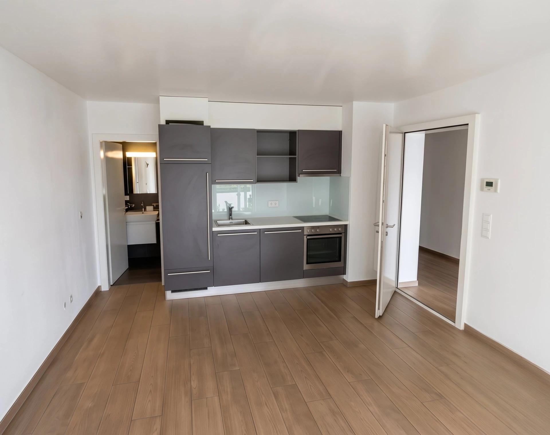 Studio moderne à Sion avec balcon, cave et place de parc