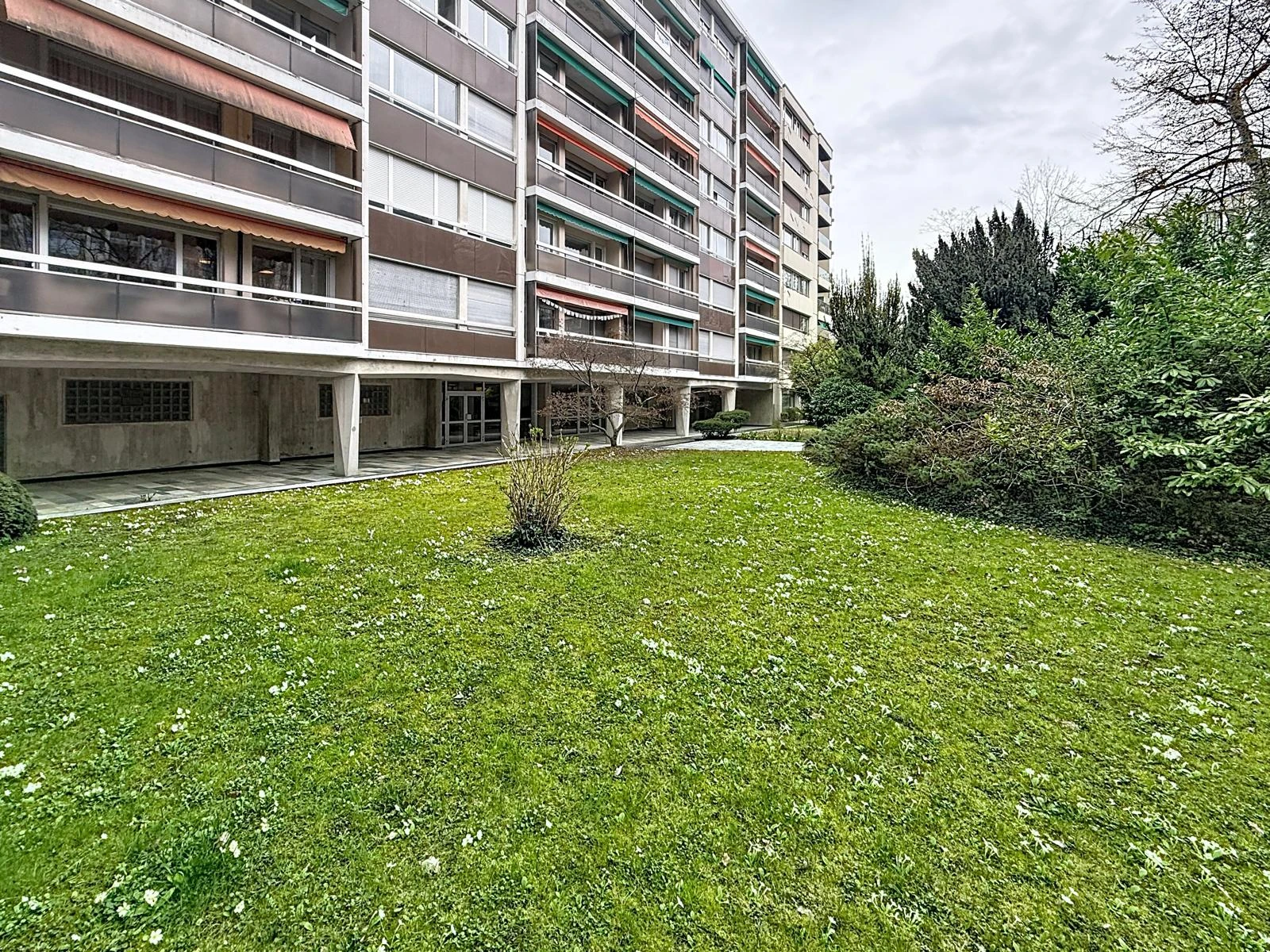 Champel / Parc Bertrand – Appartement 5 pièces en excellent état avec balcon et parking intérieur