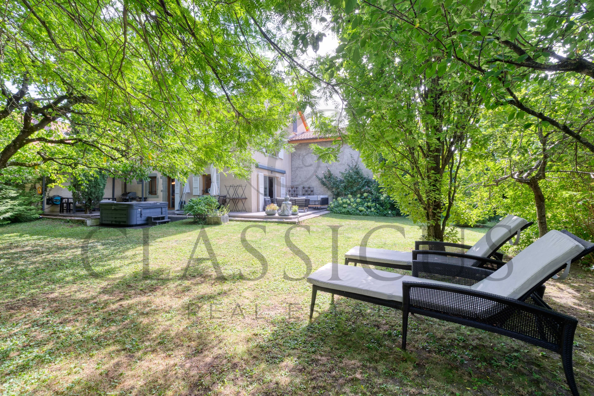 Maison de caractère XVIIIe – 330 m², jardin arboré &#038; terrasse jacuzzi à Aire-la-Ville