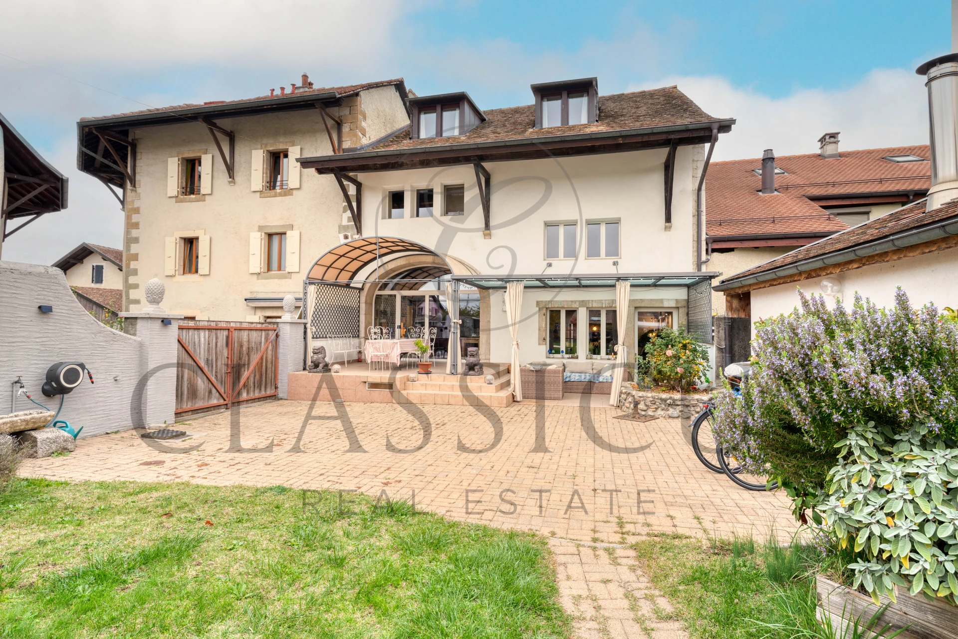 Ensemble villageois de charme avec revenu accessoire et jardin confidentiel