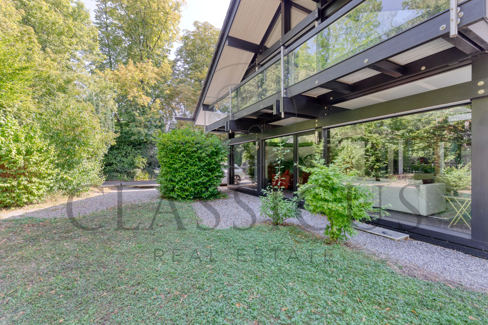 Villa lumineuse et moderne avec jardin arboré, à lisière du Golf de Genève