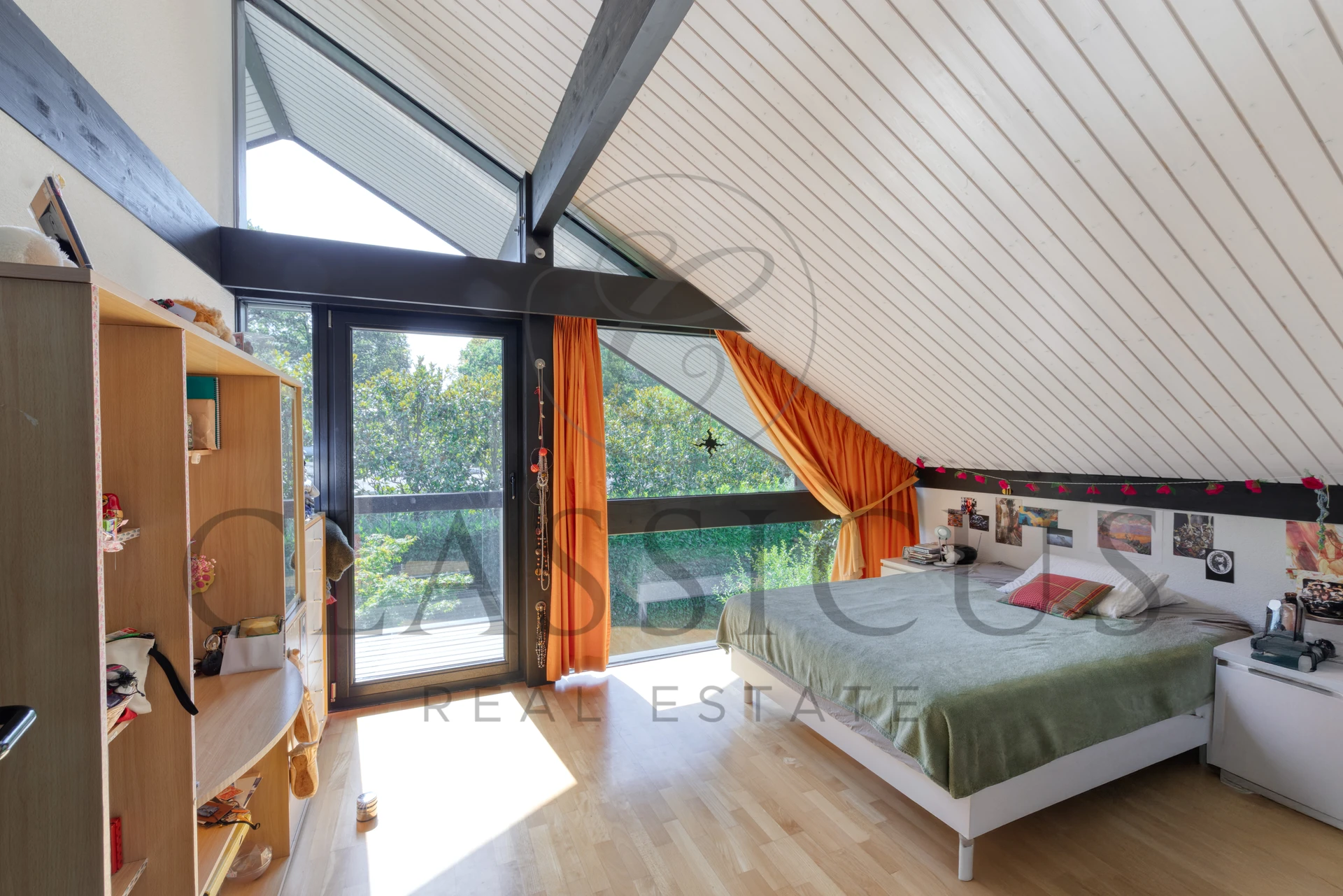 Villa lumineuse et moderne avec jardin arboré, à lisière du Golf de Genève