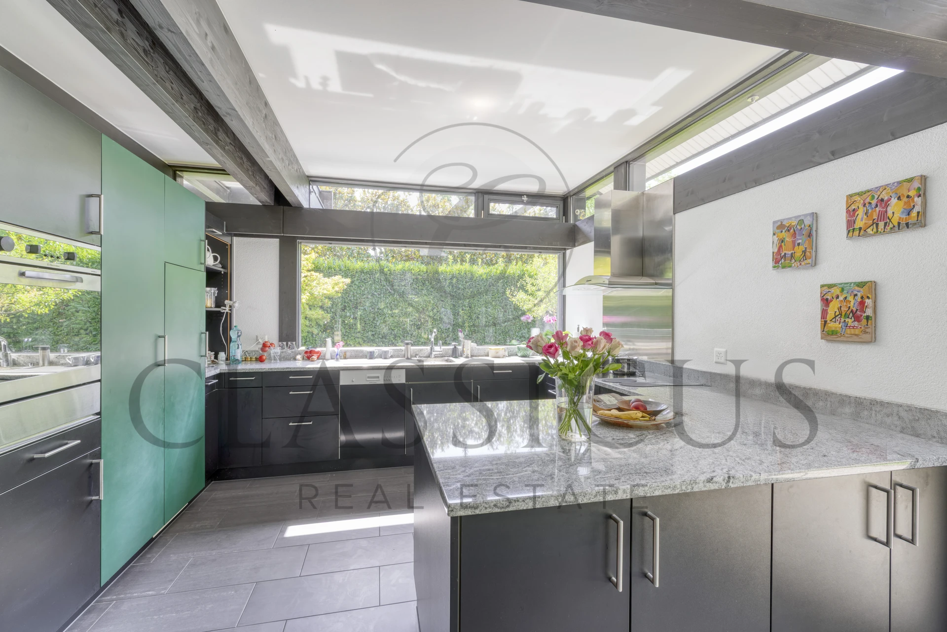 Villa lumineuse et moderne avec jardin arboré, à lisière du Golf de Genève