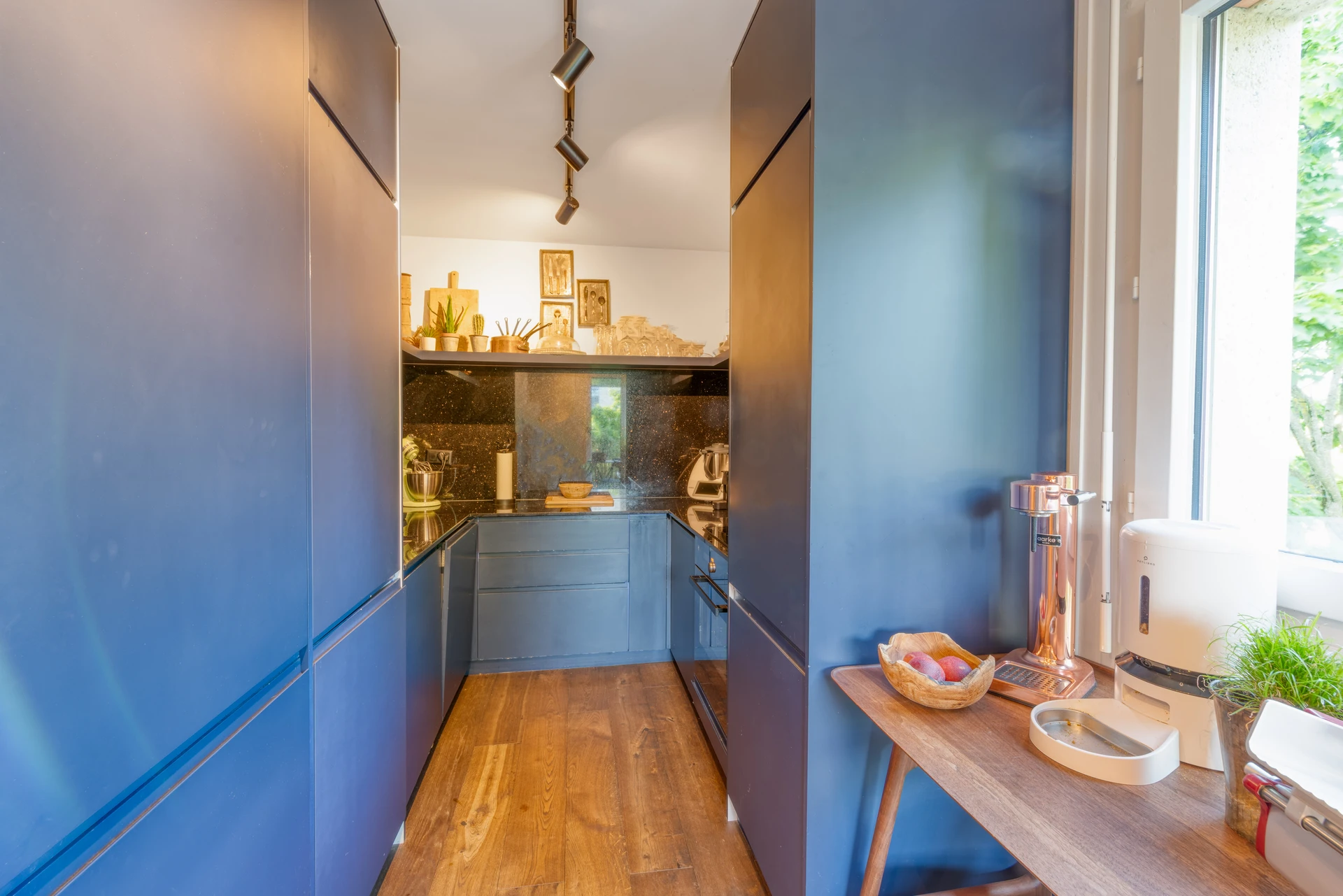 Appartement traversant rénové de 4 pièces avec deux balcons